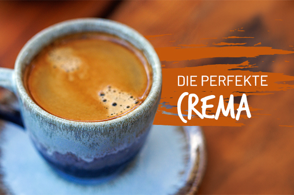 Espresso z gęstą cremą w niebieskiej ceramicznej filiżance, a obok napis „Idealna crema”