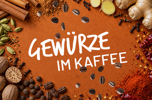 Schriftzug „Gewürze im Kaffee“, umrahmt von Zimt, Kardamom, Muskat, Nelken, Ingwer, Chili und Kaffeebohnen auf orangem Papier (KI-generiert)